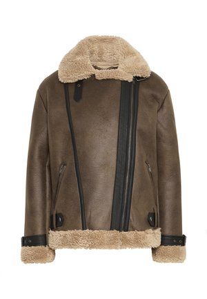 Veste en shearling marron avec un col en fourrure beige, des accents en cuir noir, des zips sur les poches et une fermeture frontale diagonale unique.
