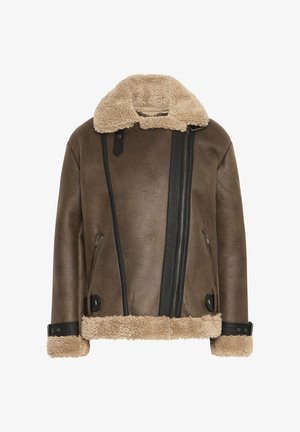 Veste en shearling marron avec un col en fourrure beige, des accents en cuir noir, des zips sur les poches et une fermeture frontale diagonale unique.