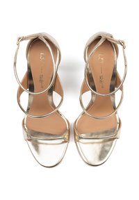 Gouden metallic hoge hak sandalen met meerdere banden. Het open teen ontwerp heeft ronde accenten en een gladde, glanzende afwerking.