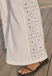 Next EMBROIDERED WIDE LEG  TALL - REGULAR FIT - Bukser - white