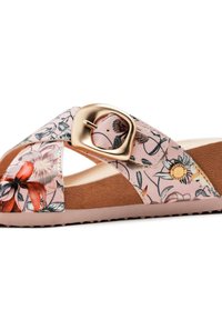 Sandale à glissière à motif floral avec une tige en synthétique rose, une boucle dorée, un pied de podologue texturé tan et une semelle extérieure en caoutchouc.