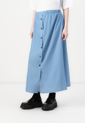 Jupe maxi bleu clair en tissu doux, dotée d'une fermeture à boutons sur le devant, d'une taille élastique et d'une fente sur le côté pour faciliter les mouvements.