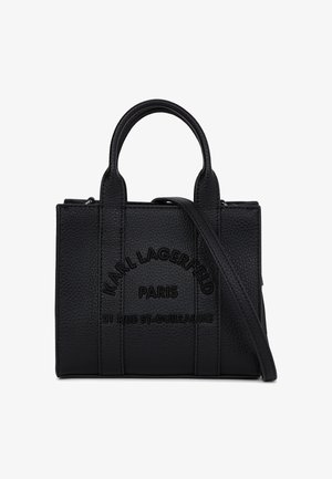 Svart teksturert lærveske med to håndtak, et avtagbart reim, og "KARL LAGERFELD PARIS 21 RUE ST-GUILLAUME" preget foran.