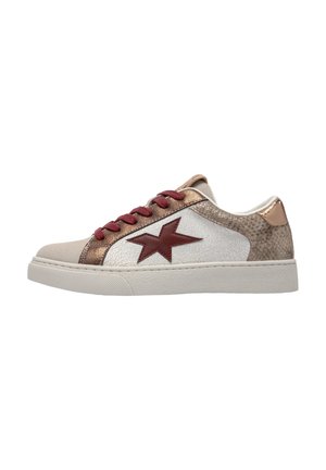 Des baskets avec une tige en daim beige, des accents métalliques, un motif d'étoile bordeaux et un panneau en imprimé serpent texturé. Lacets rouges et semelle blanche.