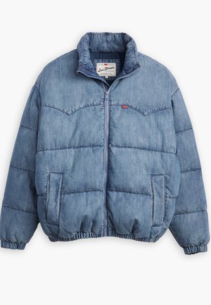 Giacca di denim imbottita con una sfumatura blu, collo alto, zip frontale e polsini elastici. Presenta una tasca sul lato sinistro.