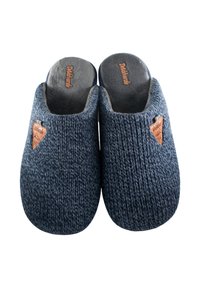 Zapatillas de punto de color azul oscuro con una superficie texturizada y un acento de logo en color marrón. Diseño de talón abierto para un fácil poner y quitar. Forro interior suave visible.