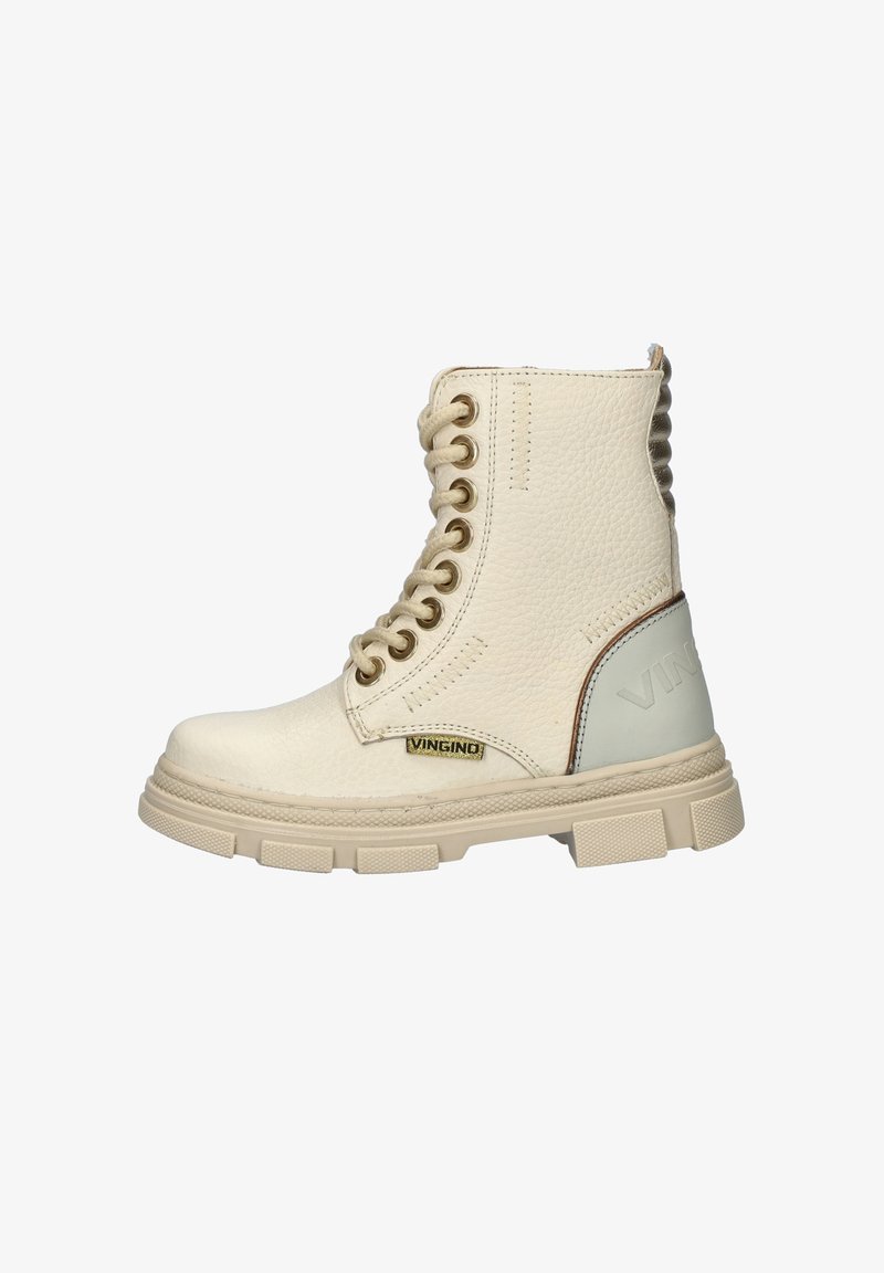 Crème kleurige enkellaarsjes van gestructureerd leer, ronde neus, zijlogo en robuuste rubberen zool; heeft metalen oogjes en veters.