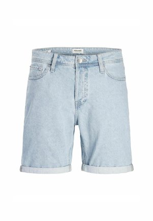 Shorts in denim blu chiaro con un classico design a cinque tasche, risvolti e un'etichetta con logo sulla cintura. Texture liscia, stile casual.