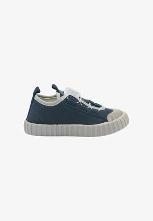 Baskets décontractées bleu marine avec semelle et embout en caoutchouc gris clair, lacets élastiques sans nouage, et fermeture à cadran circulaire sur le côté.