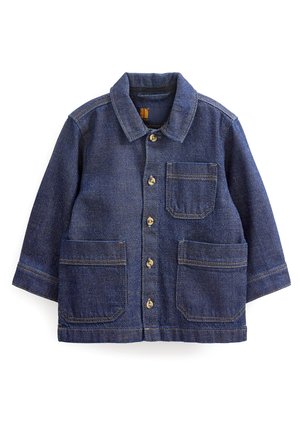 Granatowa kurtka dżinsowa z długimi rękawami, zapinana na guziki, z jedną kieszenią na piersi i dwoma nakładanymi kieszeniami na dole.