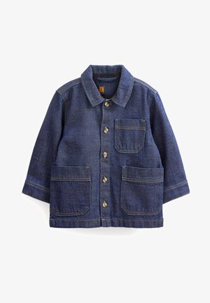 Veste en denim bleu foncé avec manches longues, boutonnière avant, une poche poitrine et deux poches plaquées inférieures.