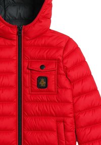 Giacca imbottita rossa con zip, dotata di tasca frontale con patta a clip e patch con logo. Aspetto lucido e design isolato.