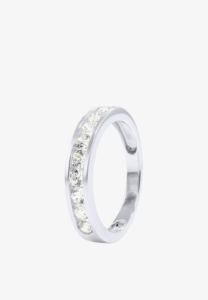 Bague en argent avec une rangée de huit pierres précieuses claires taillées en rond, serties dans un canal le long de la surface extérieure.