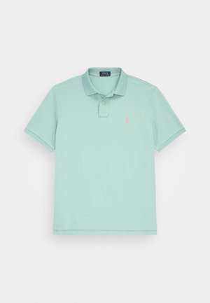 Polo vert clair à manches courtes avec col, patte à deux boutons et petit logo brodé sur la poitrine gauche.