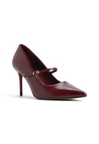Scarpa con tacco alto in pelle verniciata color bordeaux con punta affusolata, cinturino alla caviglia regolabile e tacco a stiletto di 10 cm. Texture liscia e lucida.