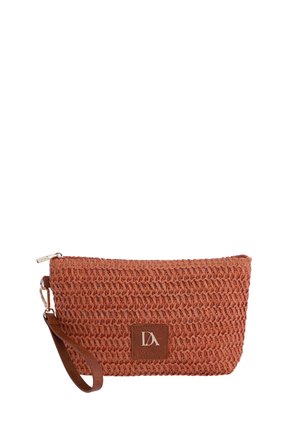 Bolso de muñeca tejido marrón con cremallera en la parte superior y correa de cuero, con un pequeño parche rectangular con el logo en la parte delantera.