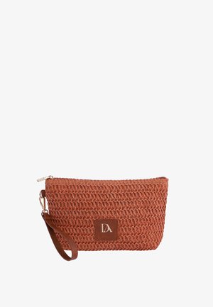 Bolso de muñeca tejido marrón con cremallera en la parte superior y correa de cuero, con un pequeño parche rectangular con el logo en la parte delantera.