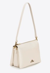 Borsa a tracolla in pelle beige di forma rettangolare, con una cerniera e dettagli in oro, e una sola tracolla. Logo del marchio sulla parte anteriore.