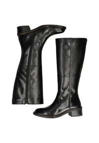 Botas negras de cuero hasta la rodilla con una textura suave. Cuentan con una cremallera lateral, tacón apilado y un diseño minimalista sin patrones notables.