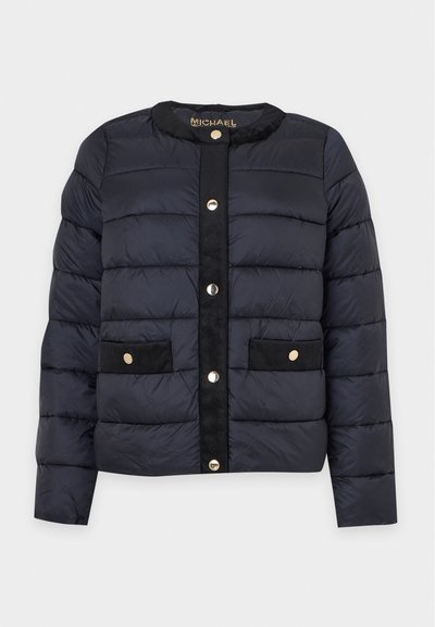 Veste noire matelassée à col rond, avec des boutons dorés et deux poches avant bordées de noir, sur fond clair.