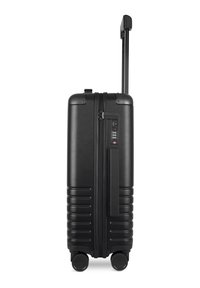 Schwarzer Hartschalenkoffer mit ausziehbarem Teleskopgriff, Seitenhandgriff, vier Spinner-Rollen und integriertem Zahlenschloss auf weißem Hintergrund.