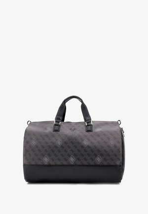 Sac de sport gris avec un motif texturé, en matériau synthétique, fond noir, doubles poignées et accent logo argenté.