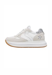 Sneaker bianco e grigio chiaro realizzata in materiali scamosciati e in pelle, con un accento glitterato sul tallone e un dettaglio a stella sul lato. Suola in gomma.