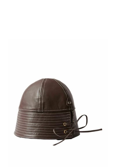 Cappello in pelle marrone con corona arrotondata, visiera piatta, cuciture decorative e lacci regolabili. Presenta un piccolo logo sul lato.