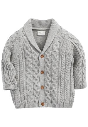 Cárdigan de bebé tejido de color gris claro con patrones de ochos, cuello chal y cuatro botones marrones en la parte delantera.