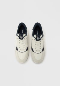 Belo-modri supergi z mrežastim zgornjim delom, gladkimi usnjenimi poudarki, okroglim noskom, vezalkami in logotipom na jezičku.