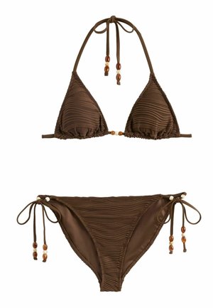 Hnedý textúrovaný bikini set s trojuholníkovým halter topom a nastaviteľnými spodnými dielmi so zaväzovaním po stranách, každý s malými drevenými korálkami ako ozdobou.
