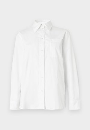 Fehér, hosszú ujjú, gombos ing hegyes gallérral és mellzsebbel, világos háttérre kiterítve.