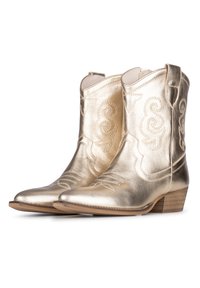 Botas de vaquero metálicas doradas con diseños bordados, punteras puntiagudas y un tacón de madera apilada. Textura suave y silueta estilizada.