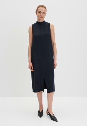 Abito senza maniche di colore blu navy con colletto alto, caratterizzato da uno spacco anteriore e una silhouette dritta, realizzato in un tessuto morbido e fluido.