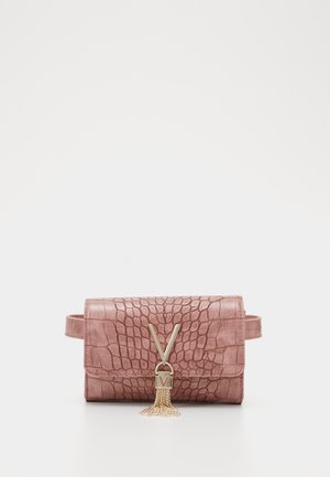 Różowa skórzana torba na pasku o wzorze krokodyla, z złotym zapięciem w kształcie litery V oraz ozdobną krawatką z łańcuszka na jednolitym tle.