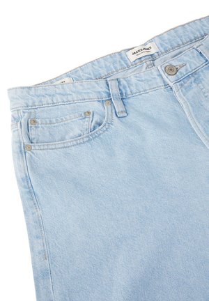 Jeans de mezclilla azul claro con un acabado desgastado, diseño de cinco bolsillos y herrajes plateados. Etiquetas visibles en la cintura. Textura suave.