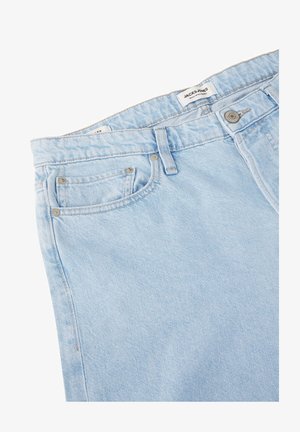 Lichtblauwe denim jeans met een vervaagde afwerking, vijf zakken ontwerp en zilveren hardware. Labels zichtbaar bij de taille. Gladde textuur.