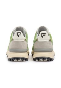 Gröna mocka- och grå l ädersneakers med en beige mellansula och svart gummisula. Har en geometrisk logotyp på hälen.