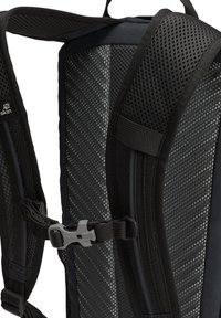 Rucksack aus schwarzem Stoff, mit Netzpolsterung und grauen Beschlägen. Verfügt über verstellbare Träger, ein strukturiertes Rückenpanel und verstärkte Nähte.