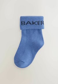 Niebieska, dziana skarpetka dla niemowlaka z zagiętą mankietem, z czarnym napisem "BAKER" na jednolitym jasnym tle.
