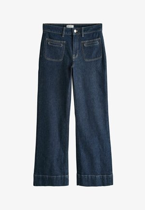 Dunkelblaue Jeans mit weitem Bein, vorderen aufgesetzten Taschen, Gürtelschlaufen, Knopfverschluss und sichtbaren kontrastierenden Nähten.