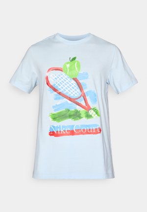 Gaiši zils kokvilnas T-krekls ar krāsainu grafiku, kurā attēlots tenisa rakete, zaļā ābola un "Nike Court" teksts sarkanā un zilā krāsā.