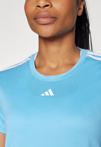 adidas Performance AEROREADY TRAIN ESSENTIALS  - Spordi T-särk - semi blue burst/white