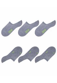 Chaussettes invisibles grises, fabriquées dans un matériau doux, présentent des talons et des orteils renforcés avec le logo vert "Falke Cool Kick" sur chaque chaussette.
