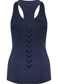 Navyblauw sporttop met een racerback ontwerp. Bevat subtiele chevronpatronen aan de achterkant en textuurpanelen voor ademend vermogen.