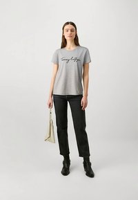 Tommy Hilfiger HERITAGE CREW NECK GRAPHIC TEE - Marškinėliai su spaudiniu - light grey heather