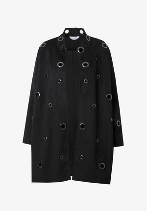 Cappotto lungo in suede nero con grandi grommet argentati, caratterizzato da una vestibilità rilassata e colletto alto. Texture liscia con design a frontale aperto.