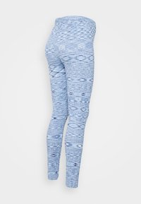 Leggings azul com padrão, apresentando um design texturizado com uma mistura de tons de azul claros e escuros, cintura elástica e um formato ajustado.