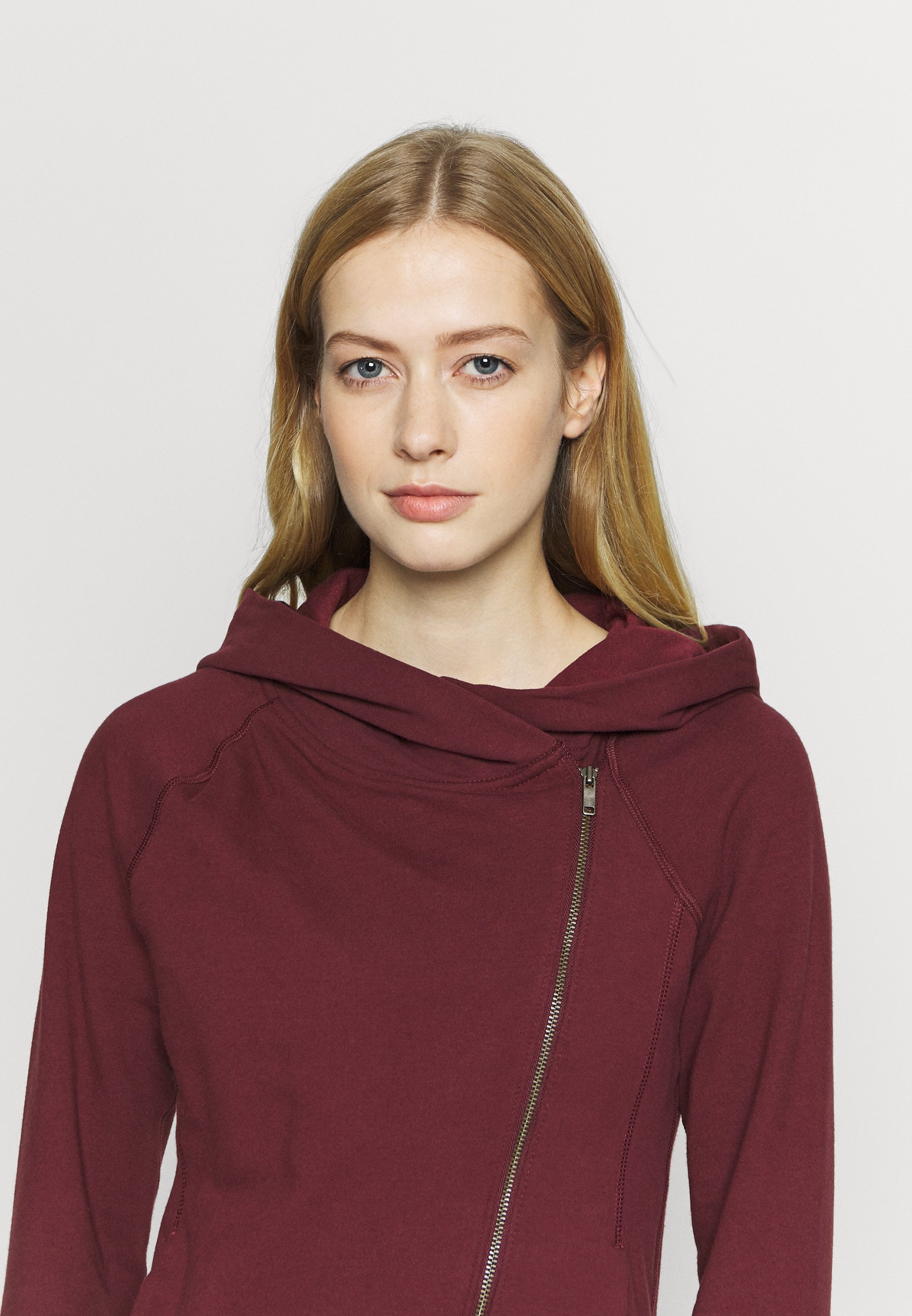 maroon nike zip up hoodie