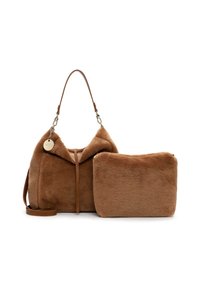 Sac à main marron duveteux avec une bandoulière et une pochette rectangulaire assortie avec une texture douce et pelucheuse sur fond blanc.